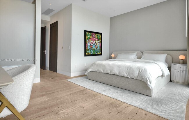 Building Photo - 5501 Pine Tree Dr