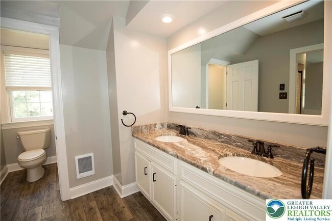 Building Photo - 1528 Wethersfield Dr