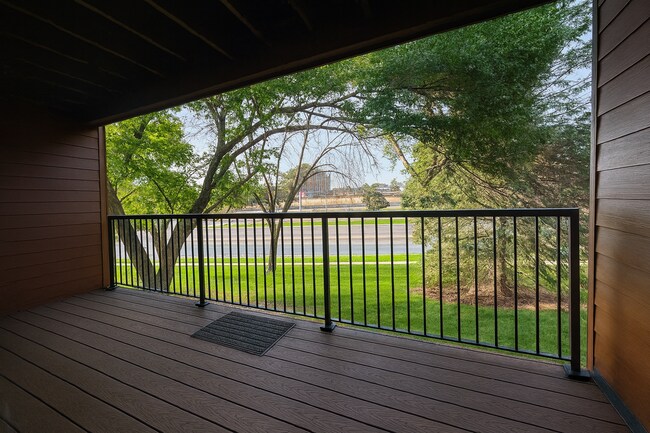 Building Photo - Quaint, Updated 1 Plus Den Condo in Bloomington.