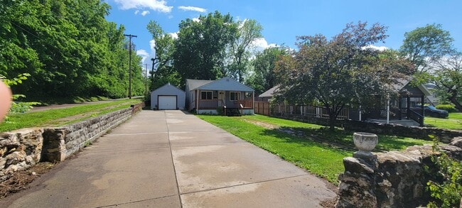 Building Photo - 2 bedroom with amazing yard!