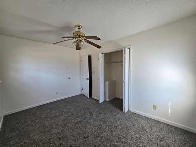 Building Photo - 1929 Crestview Dr