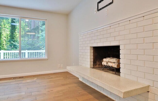 Building Photo - Remodeled Bellevue Home