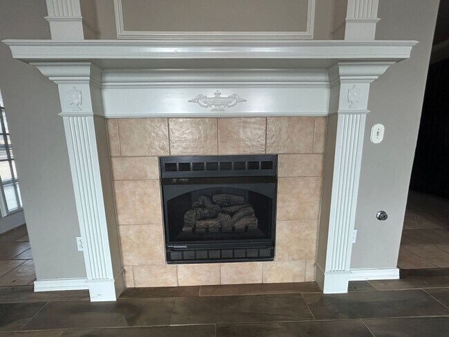 Building Photo - Spacious 3 bed 2 bath Single Family with a Large Fenced Backyard!