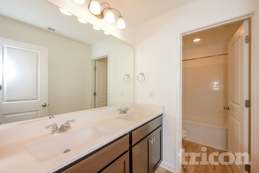 Building Photo - 305 Fairmont Ave