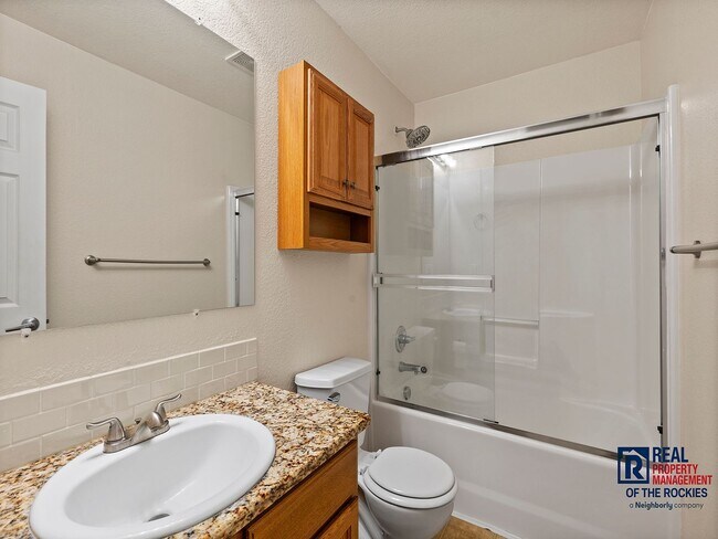 Building Photo - Charming 3 Bed, 2 Bath Home with 3-Car Gar...
