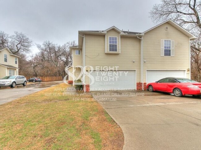 Building Photo - *AVAILABLE NOW!* Spacious 3 Bed/2.5 Bath Duplex Townhome Available in Norman!