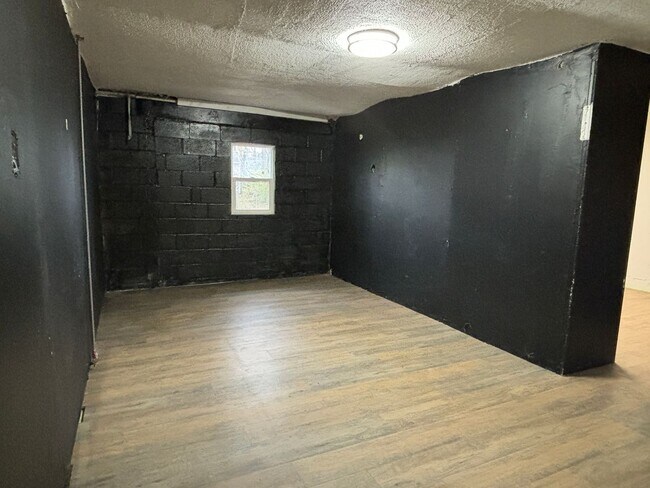 Building Photo - AVAILABLE NOW! Charming 2-Bed, 1-Bath Single-Family Home in Indianapolis!