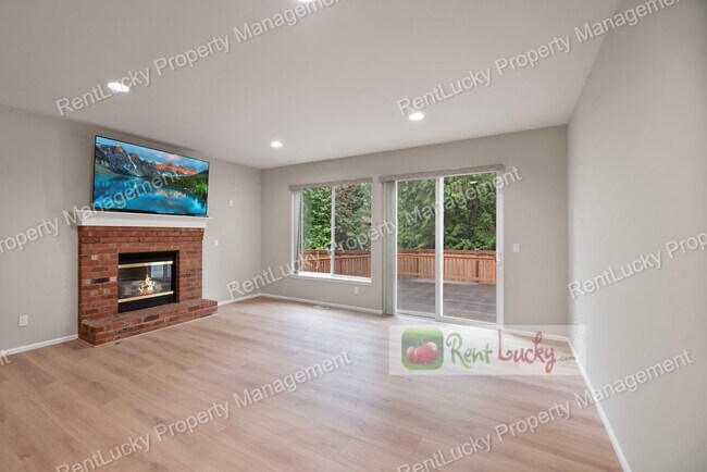 Building Photo - Like-New and HUGE 5-Bedroom Home in Prime Bellevue Location!!