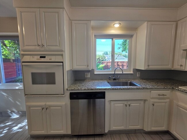 Building Photo - Home located in the heart of the college n...