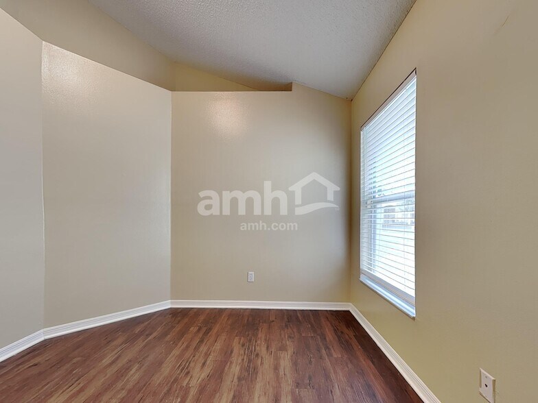 Building Photo - 2315 Kenwick Dr