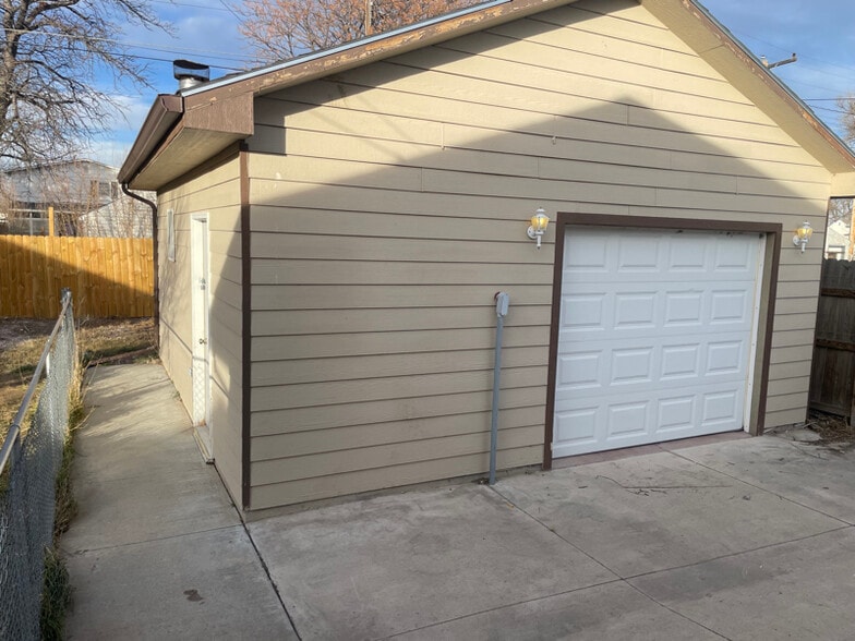 Building Photo - 319 W 14th St