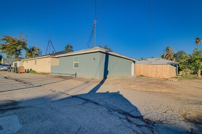 Building Photo - 2 bed 1 bath in Oildale!