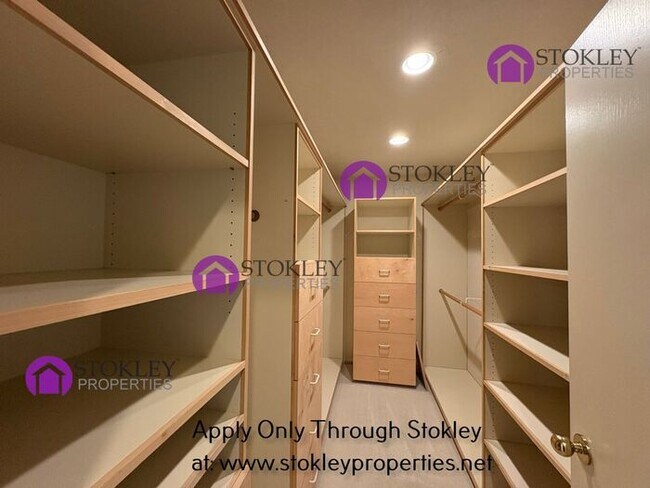 Building Photo - 270 Live Oak Dr
