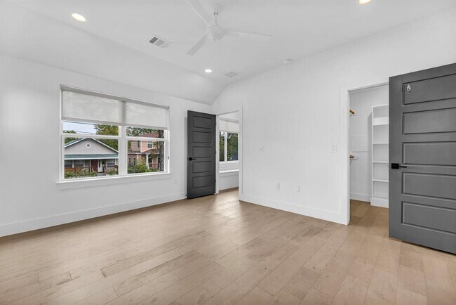 Building Photo - 2405 E 11th St