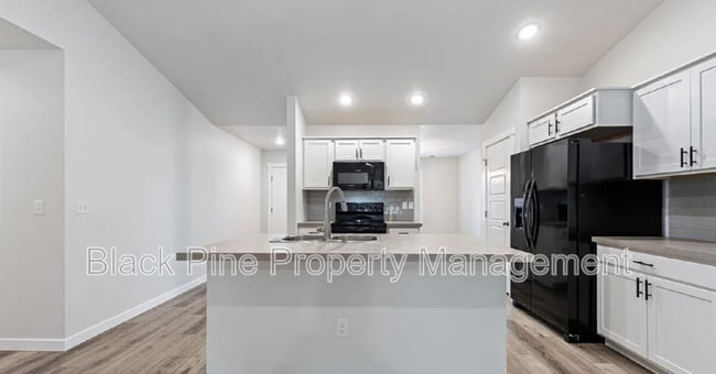 Building Photo - 3949 N Amberwood Ave