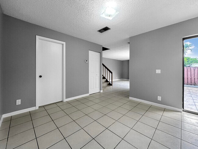 Building Photo - 166 Lake Arbor Dr