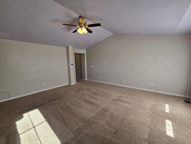 Building Photo - Large 4 bed with study and loft  in Vista Pointe