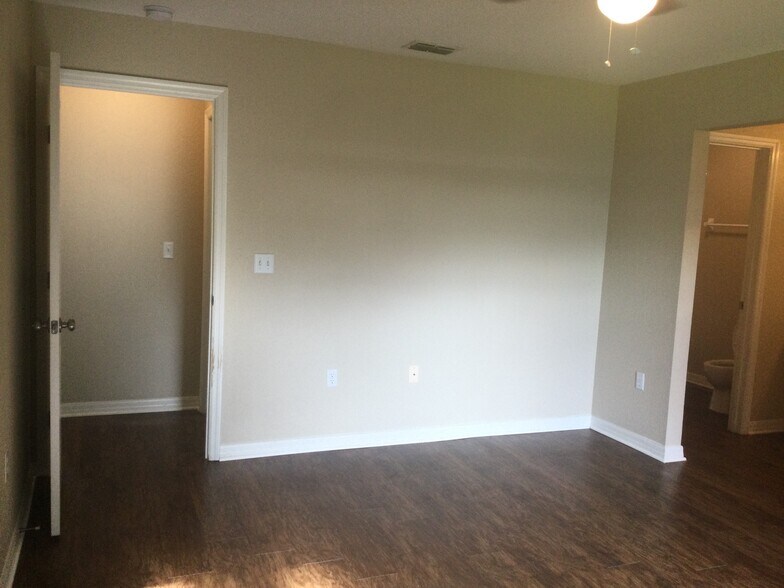 Building Photo - 6925 Krenson Oaks St