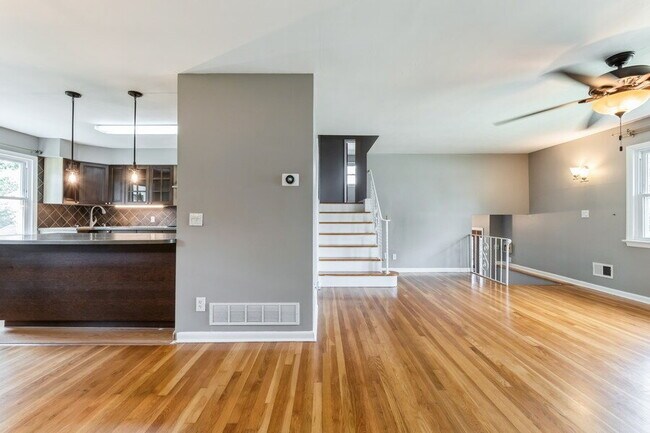 Building Photo - Bergenfield NJ Split Level Spacious Single Family home