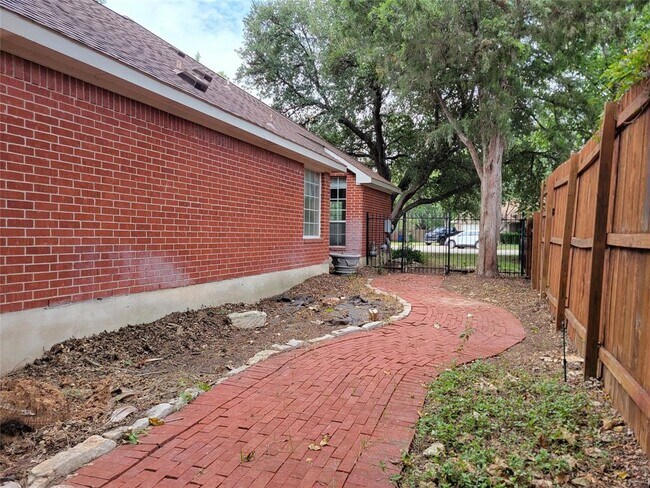 Building Photo - 105 W Oxford Dr