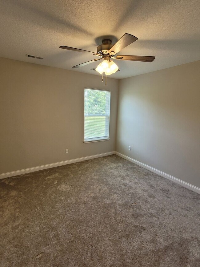 Building Photo - 3 Bedroom Home in South Columbia