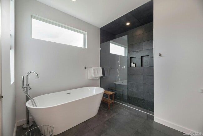 Building Photo - 420 Old Farm Rd