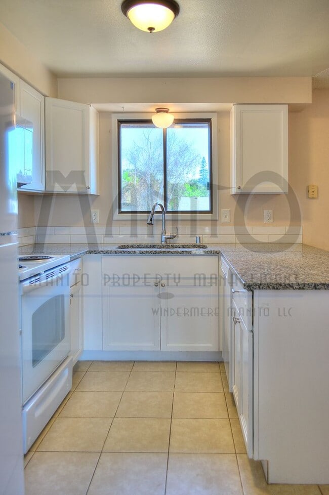 Building Photo - **COMING SOON** Clean & Spacious Spokane Valley Duplex