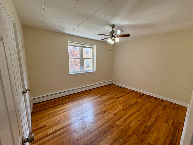 Building Photo - 2115 W Farwell Ave
