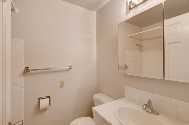 Building Photo - 3 Bedroom Rambler in Kirkland with Large Y...