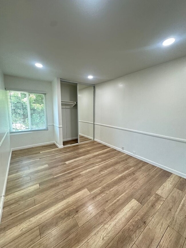 Building Photo - Spacious 3BR/2.5BA updated 2-story townhou...