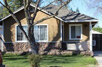 Building Photo - Charming 2 Bed, 2 Bath Home with Private D...