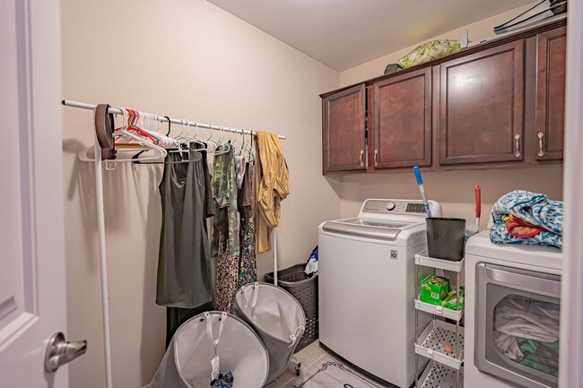 Building Photo - Forest Lakes Pooler