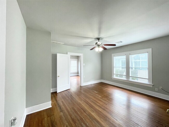 Building Photo - 4009 Oakridge St