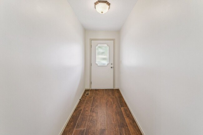 Building Photo - Spacious Single Story 4 Room Home + Sunroo...