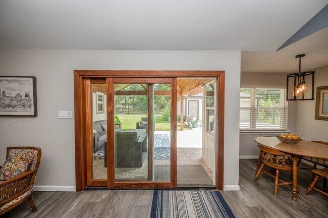 Building Photo - 926 Chantilly Ln