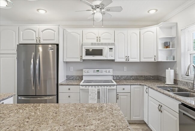 Building Photo - 3330 Gulf of Mexico Dr