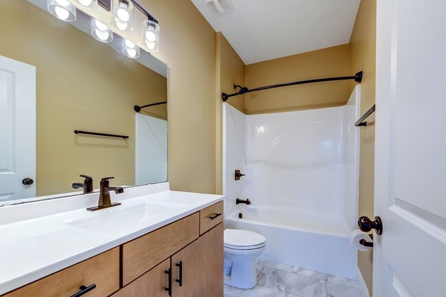 Building Photo - Updated 2 Bed 2 Bath Near SSM Cardinal Gle...