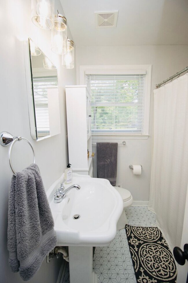 Building Photo - Stunning 3 Bedroom, 2 Bathroom in West Col...