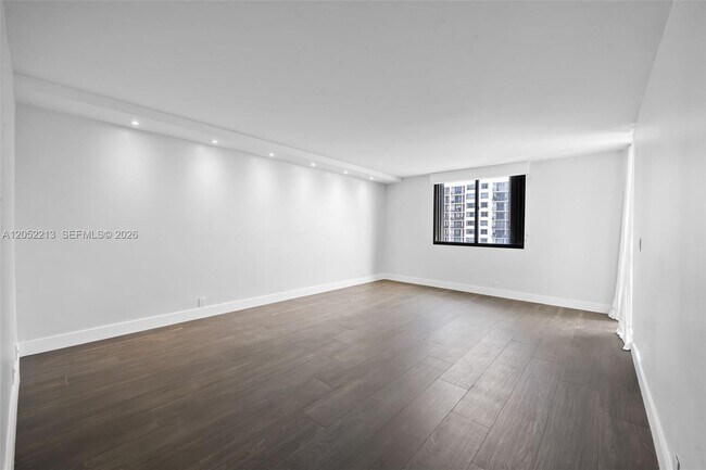 Building Photo - 520 Brickell Key Dr