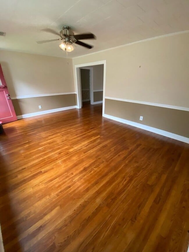 Building Photo - 313 St Thomas St