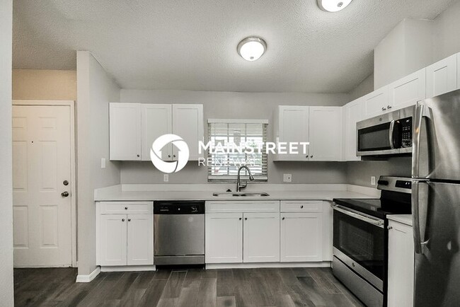 Building Photo - 3 Bedroom Pet-Friendly Home in Winter Have...