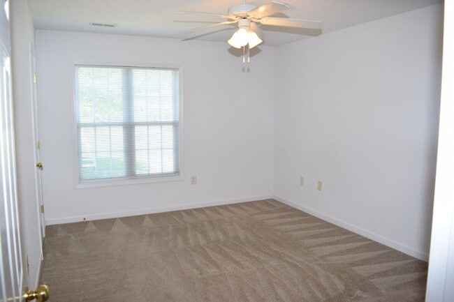 Building Photo - Spacious 2BR 2BA Townhome In Prime Location!