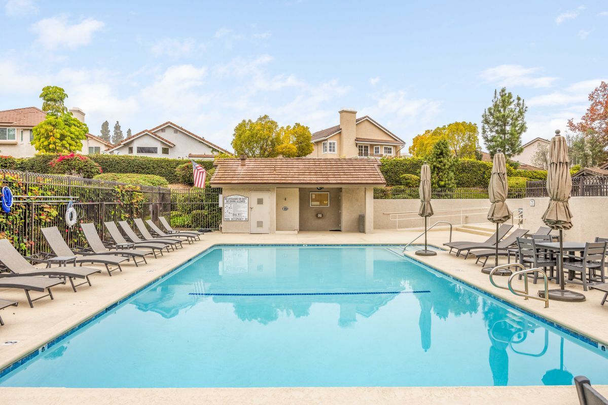 Building Photo - 2 Summerset