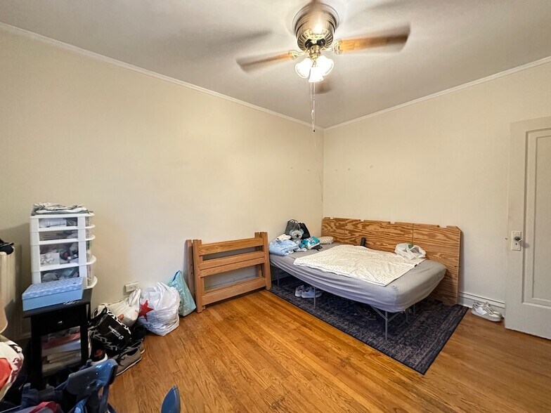 Building Photo - 5642 N Kimball Ave