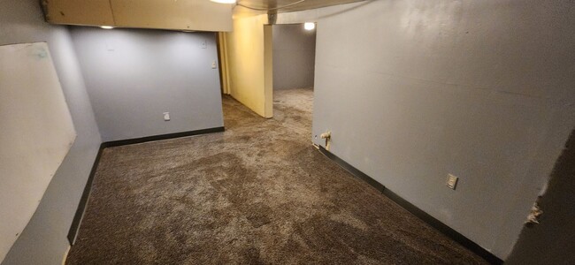 Building Photo - Spacious 3 Bedroom, 1 Bathroom with bonus ...