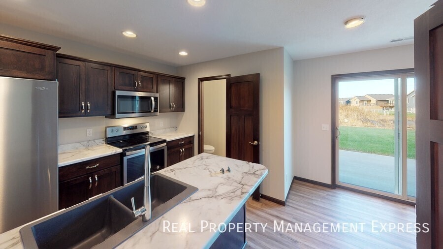 Building Photo - 3 Bedroom 1.5 Bathroom Townhome w/ Double Stall Attached Garage on the West side of Sioux Falls