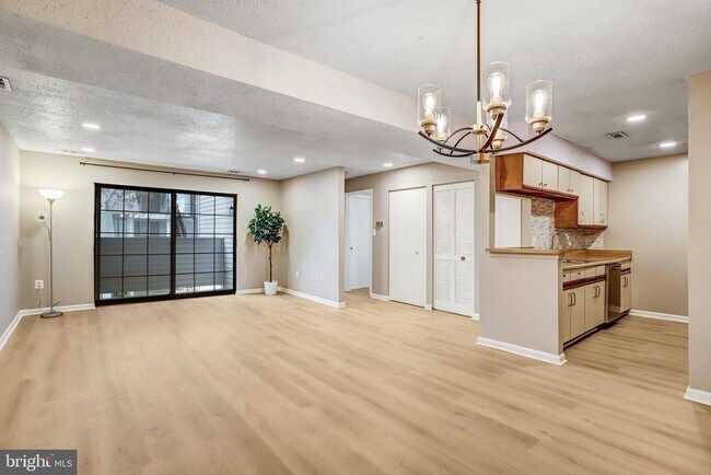 Building Photo - 1603 Carriage House Terrace