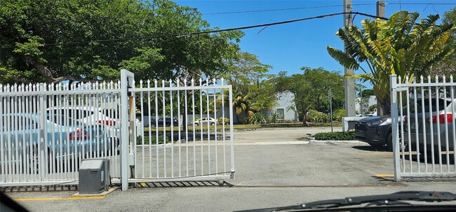 Building Photo - 2000 NE 135th St