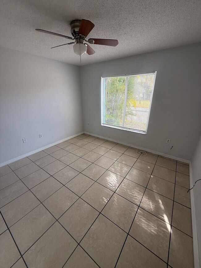 Building Photo - 1527 Schoolhouse St