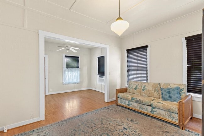 Building Photo - 1 Bedroom 1 Bathroom partially Furnsihed Home available for a 1 year Lease!